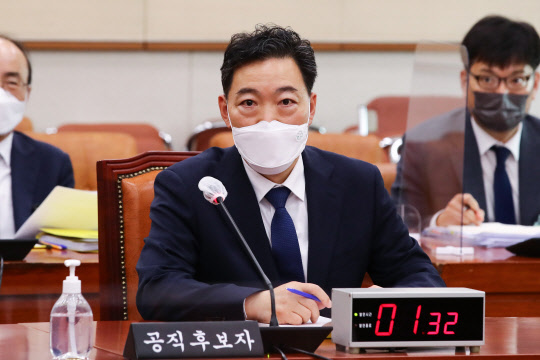 김오수 검찰총장 후보자가 26일 국회 법제사법위원회에서 열린 인사청문회에서 의원 질의에 답변하고 있다. 연합뉴스